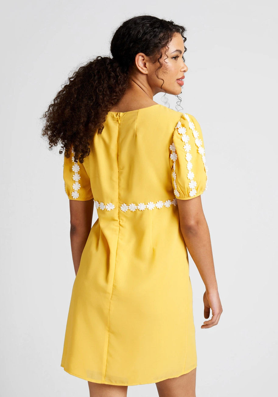 ModCloth Vibrant Yellow with White Daisy – Retro Lace Puffed Sleeve Shift Dress 4 ModCloth Vibrant Yellow with White Daisy – Retro Lace Puffed Sleeve Shift Dress - Image 2