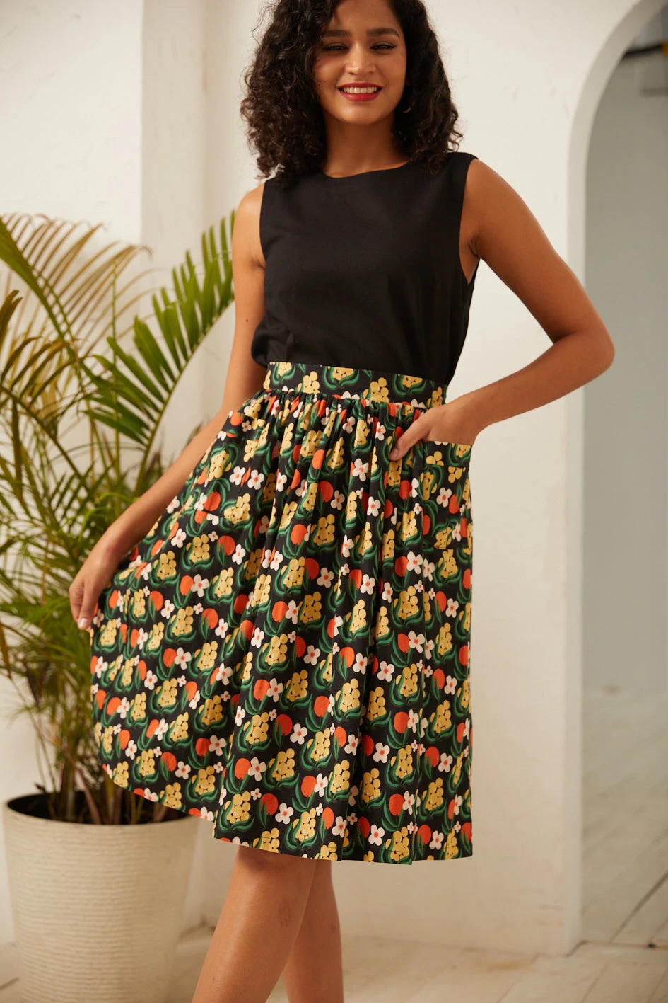 ModCloth Sunny Daydream Multi-Color Psychedelic Rainforest – Sleeveless Linen-Blend Scoop Neck Shirt 4 ModCloth Sunny Daydream Multi-Color Psychedelic Rainforest – Sleeveless Linen-Blend Scoop Neck Shirt - Image 2