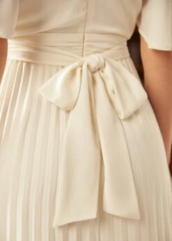 ModCloth White Pleated Elevated In Love – Flutter Sleeve A-Line Midi Dress 21 ModCloth White Pleated Elevated In Love – Flutter Sleeve A-Line Midi Dress -ModCloth 2024 09 25 ModCloth12629