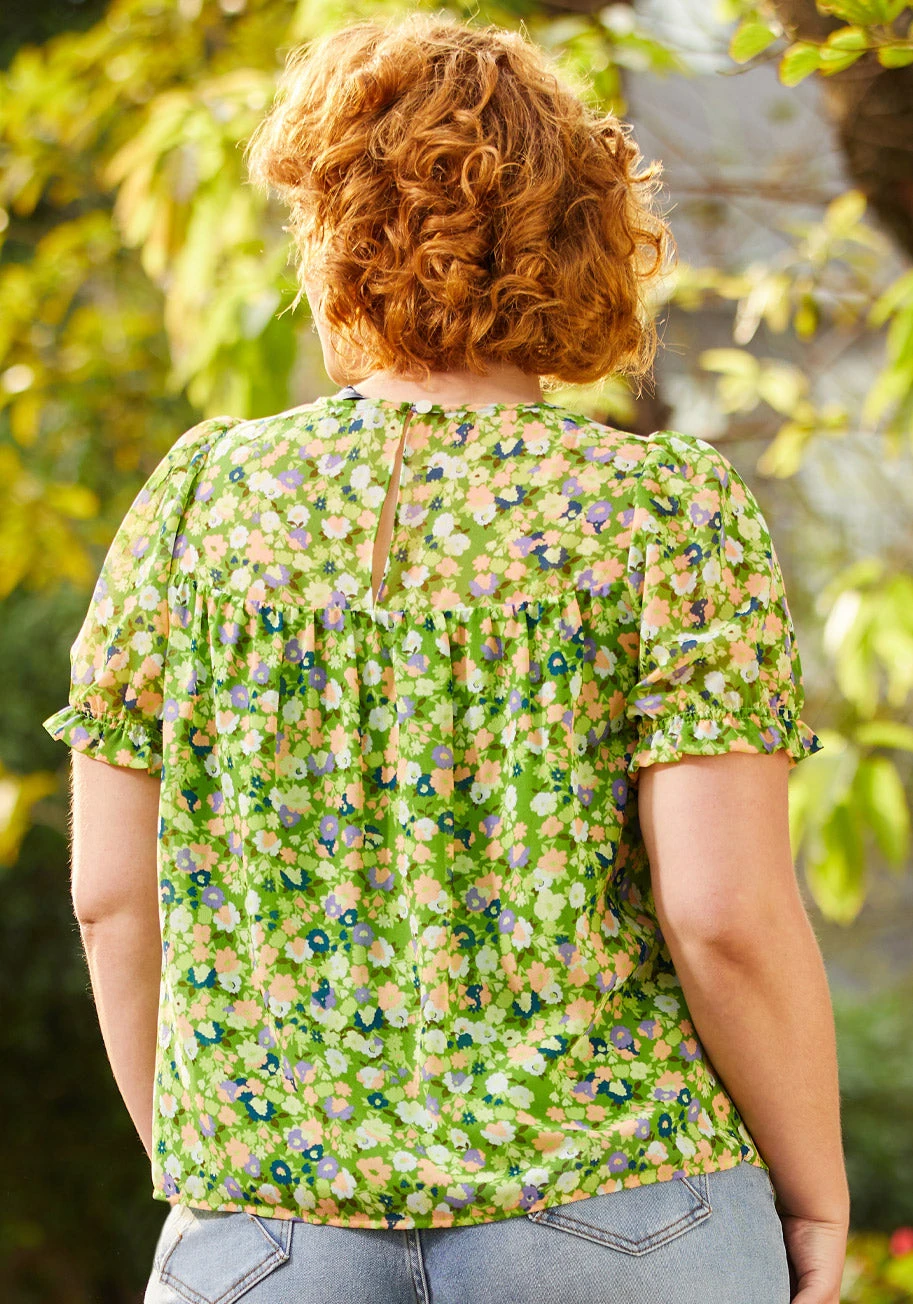 A Gorgeous Gathering Smock Top - Spring Green Floral Vintage-Inspired Puff Sleeve Blouse 6 A Gorgeous Gathering Smock Top - Spring Green Floral Vintage-Inspired Puff Sleeve Blouse - Image 4
