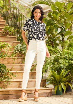 ModCloth Made For Merriment Black Daisy and Bumblebee Peter Pan Collar Button-Up Top -ModCloth 206834 bumble bees bloom 3