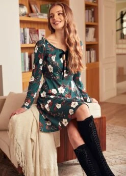 Woodstock Wanderer Winter Floral Garden Splendor Keyhole Scoop Neck Fit & Flare Dress 12 Woodstock Wanderer Winter Floral Garden Splendor Keyhole Scoop Neck Fit & Flare Dress -ModCloth 207718 GreenFloral 9