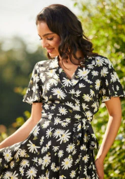 Just Wandering Camp Collar Wrap Dress 16 Just Wandering Camp Collar Wrap Dress -ModCloth 260836 bumble bees bloom 5