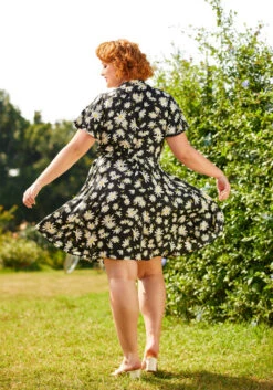 Just Wandering Camp Collar Wrap Dress 18 Just Wandering Camp Collar Wrap Dress -ModCloth 260836 bumble bees bloom 7