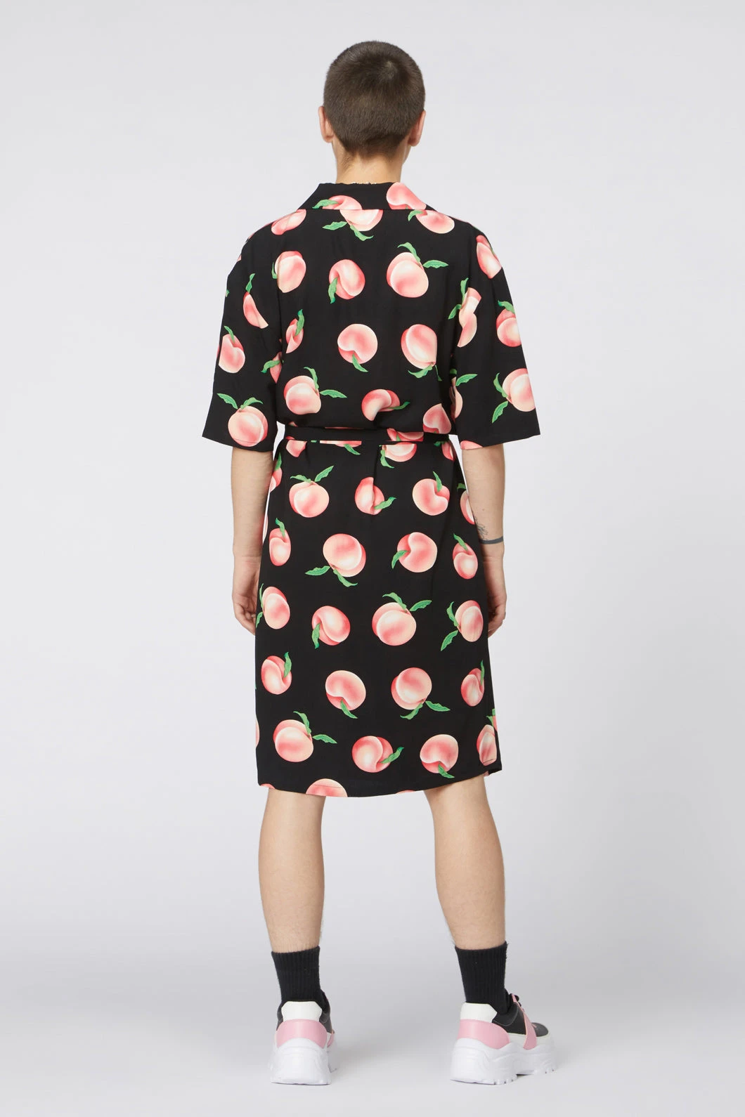 Peachy All-Over Print Viscose Shirt Dress – Oversized Midi with Waist Tie 4 Peachy All-Over Print Viscose Shirt Dress – Oversized Midi with Waist Tie - Image 2